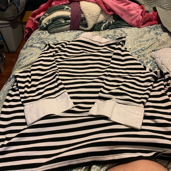 It is a top - Picture 2 of 3